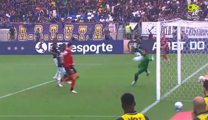 Pedro chuta pra grande defesa do goleiro Marcelo Rangel do Remo
