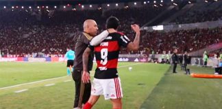 Pedro deixou o campo irritado com a substituição