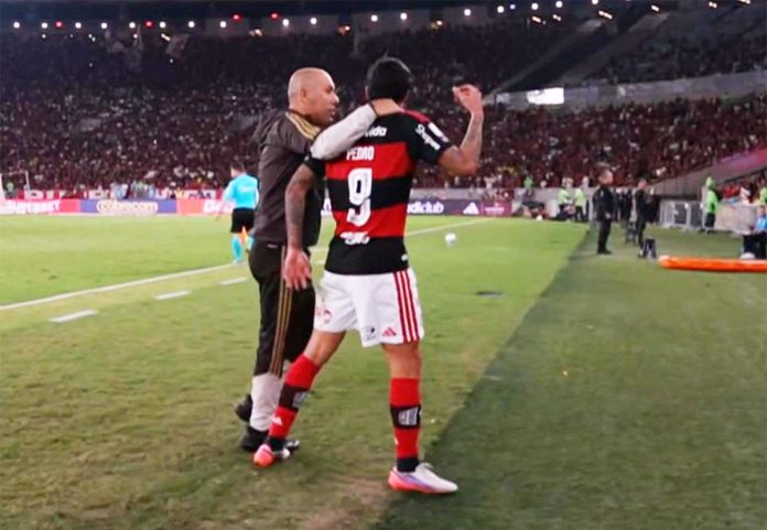 Pedro deixou o campo irritado com a substituição