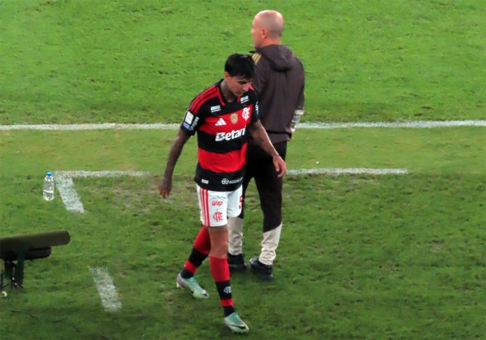 Pulgar saiu com dores na coxa direita