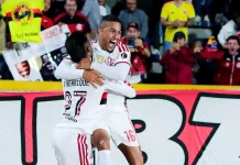 Samuel Lino e Bruno Henrique comemoram o primeiro gol do Flamengo na vitória sobre o Del Valle em Quito - Foto: Rodrigo Buendia / AFP