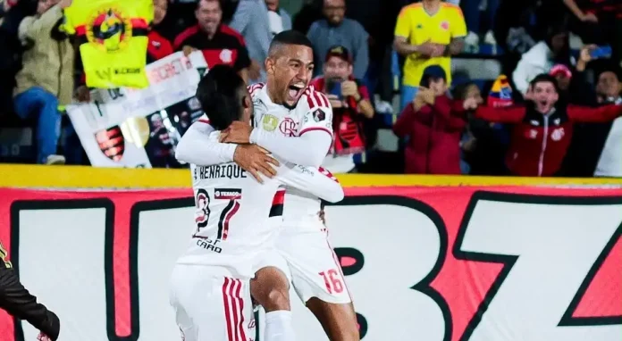 Samuel Lino e Bruno Henrique comemoram o primeiro gol do Flamengo na vitória sobre o Del Valle em Quito - Foto: Rodrigo Buendia / AFP