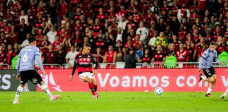 Samuel Lino em campo na classificação do Flamengo na Libertadores - Foto: Gilvan de Souza / Flamengo
