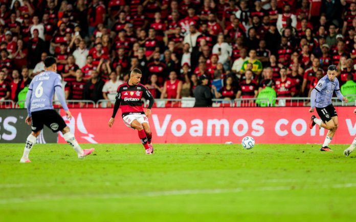 Samuel Lino em campo na classificação do Flamengo na Libertadores - Foto: Gilvan de Souza / Flamengo