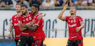 Samuel Lino comemora ao lado dos companheiros Léo Pereira, Lucas Paquetá e Bruno Henrique - Foto: Gilvan de Souza / Flamengo