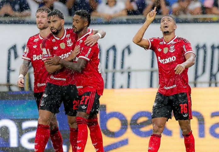 Samuel Lino comemora ao lado dos companheiros Léo Pereira, Lucas Paquetá e Bruno Henrique - Foto: Gilvan de Souza / Flamengo