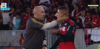 Samuel Lino deixa o gramado e reclama alguma coisa com o técnico Leonardo Jardim