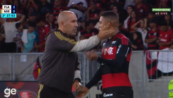 Samuel Lino deixa o gramado e reclama alguma coisa com o técnico Leonardo Jardim