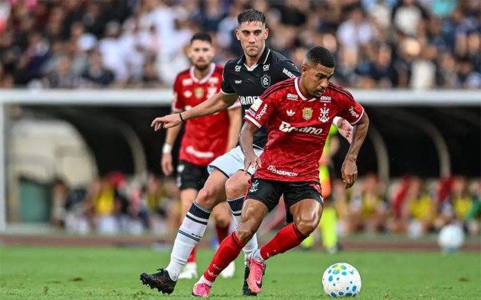 Samuel Lino em campo na vitória do Flamengo sobre o Remo em Belém - Foto: Nai Chagas / Ag. F8 / Folhapress