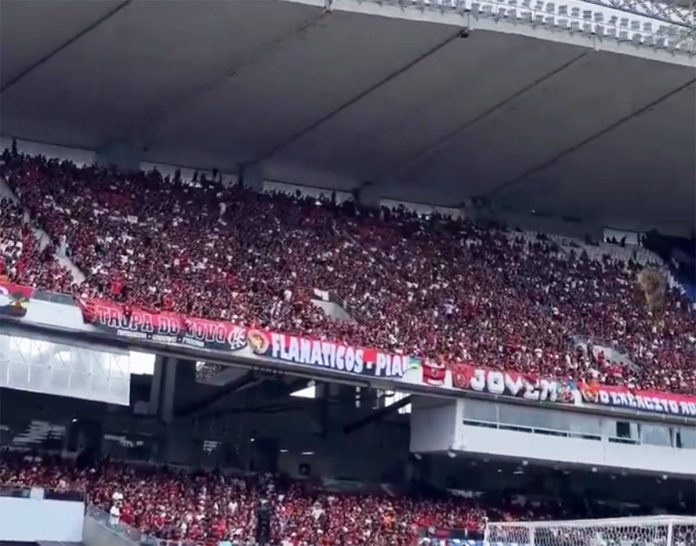 Torcida do Flamengo presente no Mangueirão na vitória do Flamengo sobre o Remo