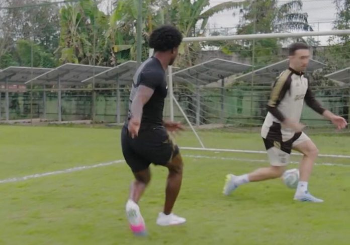 Astro do Ravens, Zay Flowers, brinca após duelo com Léo Ortiz em atividade antes da NFL no Rio