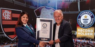 Manto da Nação entra para o Guinness World Records com mais de 100 mil votos. Zico recebeu a placa oficial do recorde na Gávea.