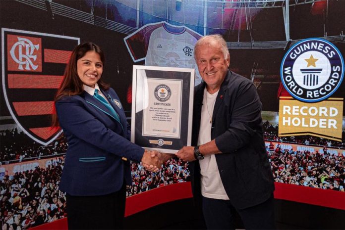 Manto da Nação entra para o Guinness World Records com mais de 100 mil votos. Zico recebeu a placa oficial do recorde na Gávea.
