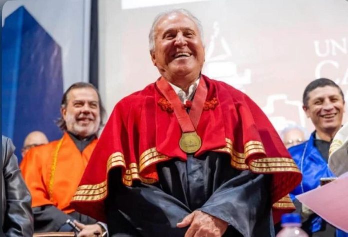Zico é homenageado com maior título de universidade do Rio e se torna pioneiro entre esportistas