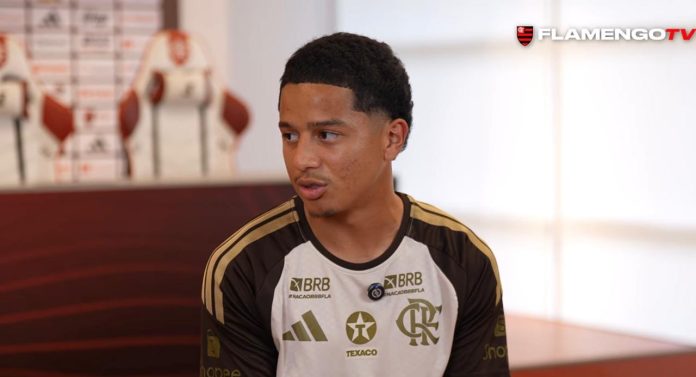 Anthony Valencia, nova promessa do Flamengo, em entrevista pela Flamengo TV. Foto: Reprodução