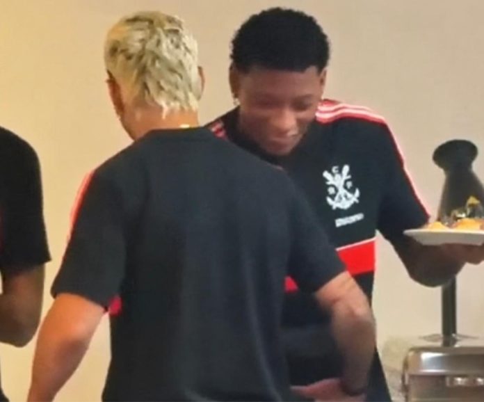 Plata com Arrascaeta em seu retorno ao Flamengo
