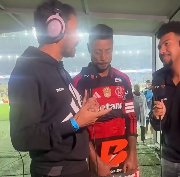 Athirson e Bruno Henrique protagonizam momento emocionante durante entrevista após a vitória do Flamengo sobre o Corinthians, no Maracanã.