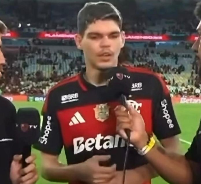 Ayrton Lucas dando entrevista pós jogo contra o Mirassol no Maracanã