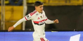 Ayrton Lucas em jogo contra o Independiente del Valle, em Quito, pela Libertadores