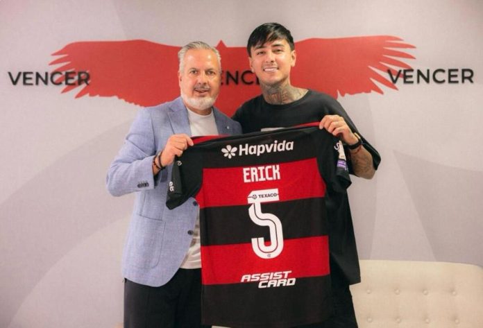 Boto, diretor do Flamengo e Pulgar. Foto: Adriano Fontes / Flamengo