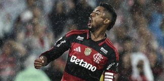 Bruno Henrique comemora o gol decisivo que garantiu a vitória do Flamengo sobre o Corinthians, pelo Campeonato Brasileiro, no Maracanã.