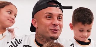 Cebolinha, ex jogador do Flamengo, dando entrevista para a Santos TV