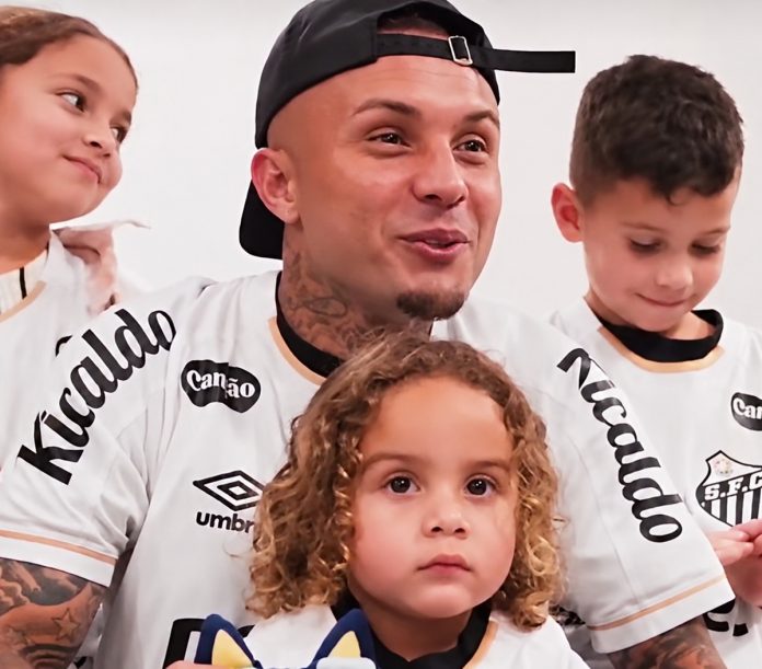 Cebolinha, ex jogador do Flamengo, dando entrevista para a Santos TV