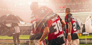 Bruno Henrique comemora o gol da vitória do Flamengo sobre o Corinthians ao lado de Joaquín Freitas, no Maracanã.