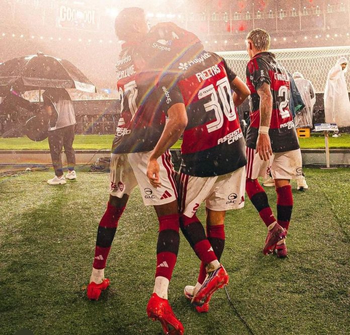 Bruno Henrique comemora o gol da vitória do Flamengo sobre o Corinthians ao lado de Joaquín Freitas, no Maracanã.