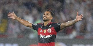 Danilo, jogador do Flamengo, está próximo de renovar contrato com o clube e permanecer no Rubro-Negro em 2027.