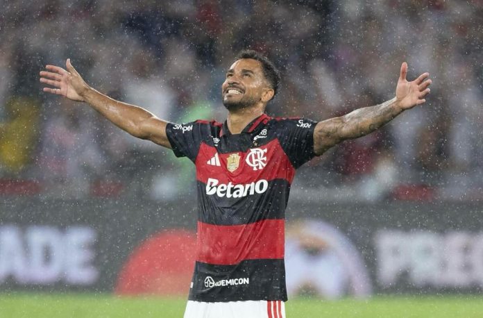 Danilo, jogador do Flamengo, está próximo de renovar contrato com o clube e permanecer no Rubro-Negro em 2027.