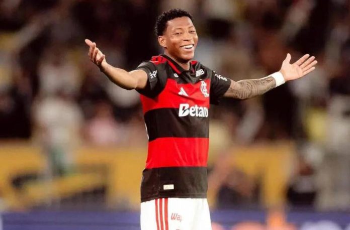 Flamengo aguarda Plata, que chega ao Brasil na noite desta sexta-feira (04).