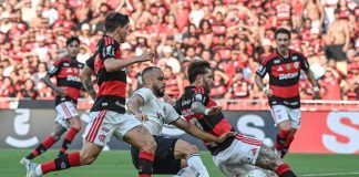 Lance em que gol do Botafogo é anulado corretamente, no clássico do último domingo (30) contra o Flamengo no Maracanã
