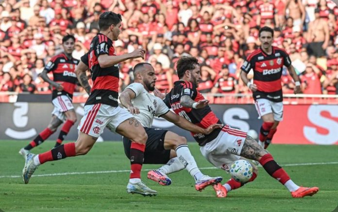 Lance em que gol do Botafogo é anulado corretamente, no clássico do último domingo (30) contra o Flamengo no Maracanã