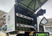 Fibra sintética é instalada no gramado do Maracanã antes da partida da NFL