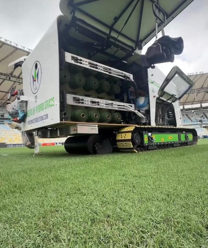 Fibra sintética é instalada no gramado do Maracanã antes da partida da NFL
