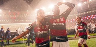 Joaquín Freitas e Bruno Henrique no final da partida contra o Corinthians, no Maracanã