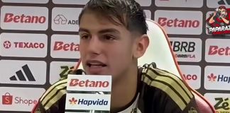 Joaquín Freitas dando entrevista em coletiva de imprensa pelo Flamengo