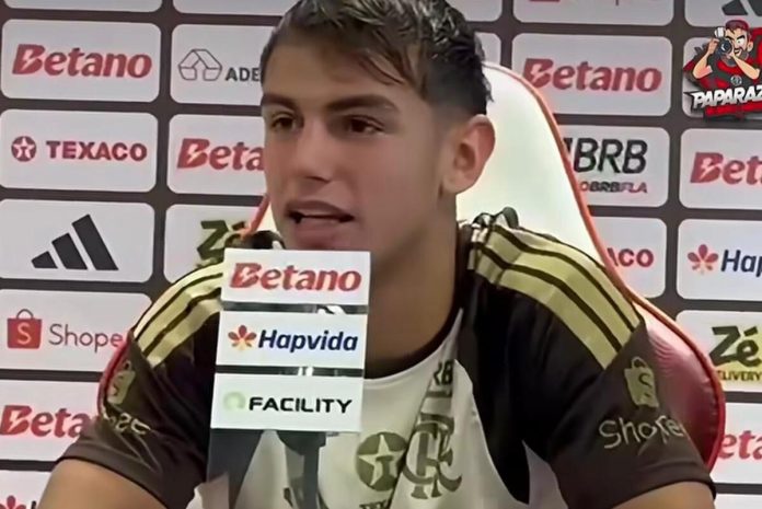 Joaquín Freitas dando entrevista em coletiva de imprensa pelo Flamengo