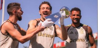 Jogadores do Flamengo seguram o troféu do Super Bowl da NFL no Ninho do Urubu