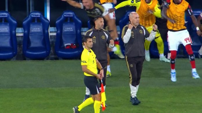 jogadores-leo-jardim-comemoram-gol-arrascaeta Leonardo Jardim e os reservas do Flamengo vão à loucura com o gol de Arrascaeta no Maracanã