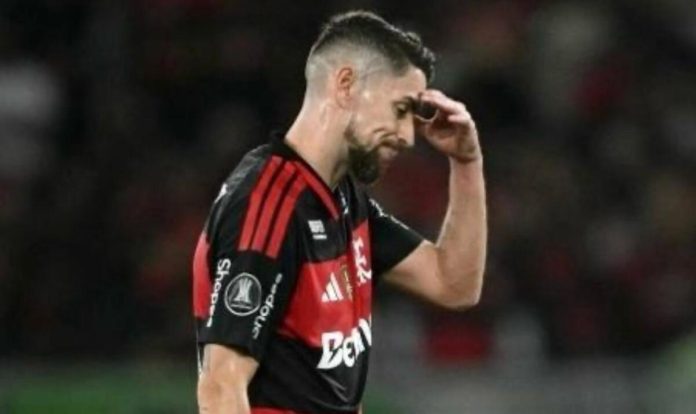 Jorginho após ser expulso no jogo contra o Independiente del Valle no Maracanã, pela Libertadores
