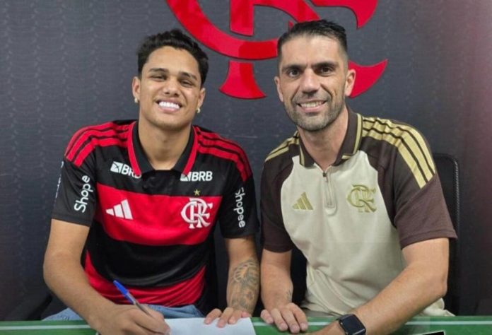 Juliano Viana assina contrato pelo sub-20 do Flamengo