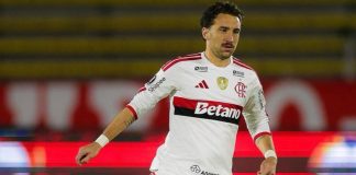Léo Ortiz em campo pelo Flamengo contra o Independiente del Valle pela Libertadores em Quito