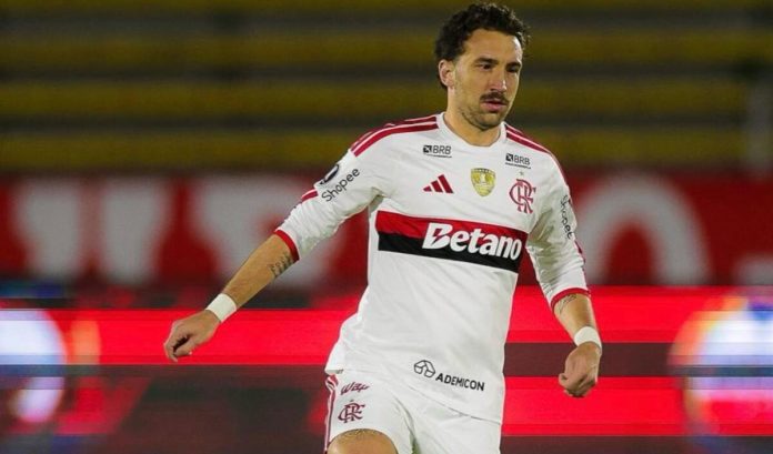 Léo Ortiz em campo pelo Flamengo contra o Independiente del Valle pela Libertadores em Quito