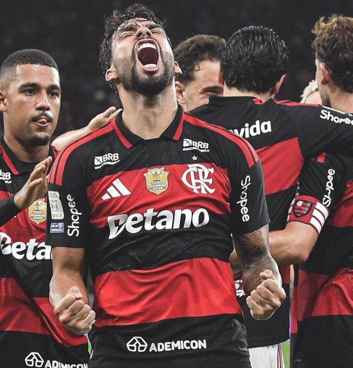 Jogadores do Flamengo comemoram gol de Paquetá contra o Mirassol no Maracanã pelo Brasileirão