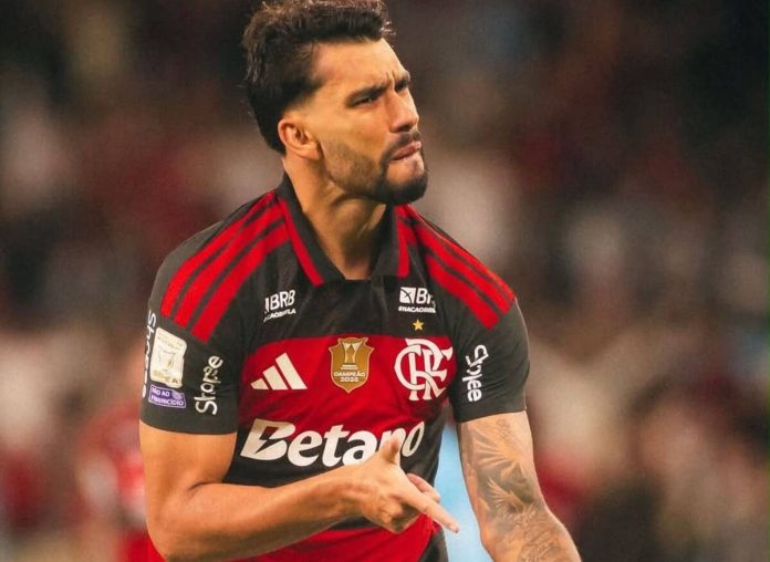 Paquetá comemorando seu gol contra o Corinthians ontem (13) no Maracanã, pelo Brasileirão