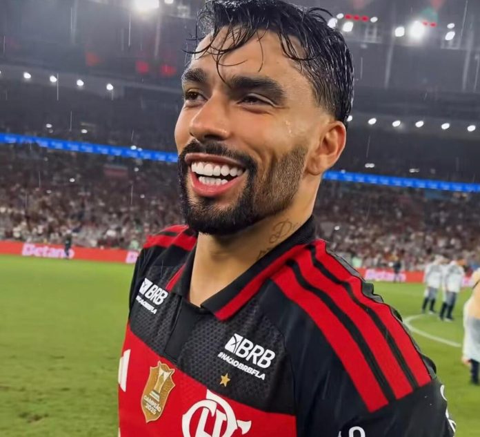 Lucas Paquetá marcou o primeiro gol do Flamengo na vitória sobre o Corinthians, no Maracanã.