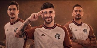 Pedro, Arrascaeta e Danilo com o Manto da Nação.