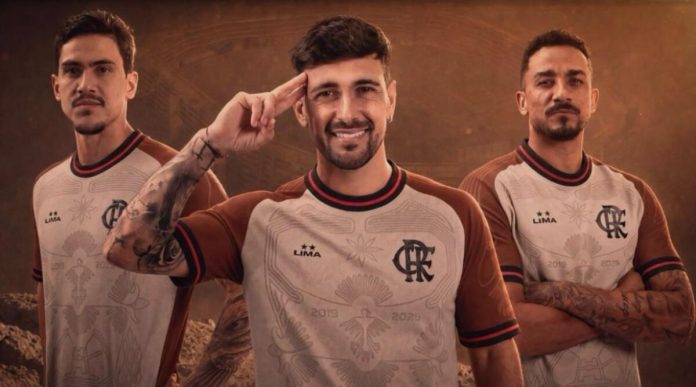 Pedro, Arrascaeta e Danilo com o Manto da Nação.